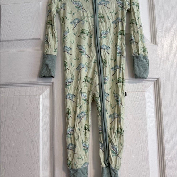 The Sleepy Sloth Other - Kids Chameleon Print One Piece - Green
